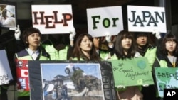 South Korean college students take part in a fundraising campaign for victims of last Friday's earthquake and tsunami in Japan, in downtown Seoul, South Korea, March 17, 2011