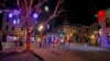 La police quadrille les rues du centre-ville de Waukesha, dans le Wisconsin, après qu'un véhicule a foncé dans une parade de Noël, heurtant plus de 20 personnes, dimanche 21 novembre 2021. 