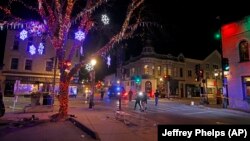La police quadrille les rues du centre-ville de Waukesha, dans le Wisconsin, après qu'un véhicule a foncé dans une parade de Noël, heurtant plus de 20 personnes, dimanche 21 novembre 2021. 