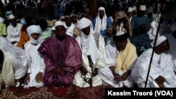 Les musulmans sont réunis lors de la fête de l'Aïd à Tombouctou, au Mali, le 25 juin 2017. (VOA/Kassim Traoré)