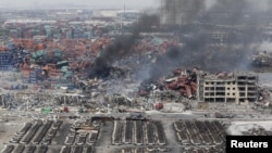 天津滨海新区发生爆炸后，消防员在现场试图灭火（2015年8月14日）