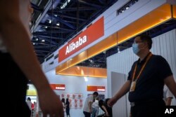 Pengunjung berjalan melewati stan perusahaan teknologi China Alibaba di China International Fair for Trade in Services (CIFTIS) di Beijing, Jumat, 3 September 2021.