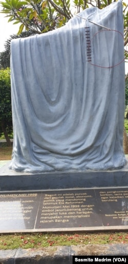 Monumen Mei 1998 yang didirikan Pemprov DKI Jakarta bekerja sama dengan Komnas Perempuan di TPU Pondok Ranggon, Jakarta, 13 Mei 2019. (Foto: Sasmito Madrim/VOA)