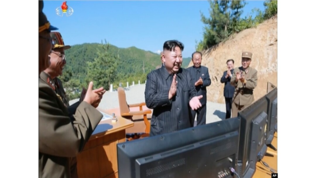 2017年7月4日,朝鲜领导人金正恩在进行洲际弹道导弹发射后庆祝发射成功。(资料照片)