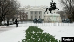 El Parque Lafayette frente a la Casa Blanca en Washington fue cubierto de nieve el martes, 14 de marzo, de 2017.