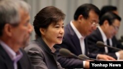 박근혜 한국 대통령이 27일 오전 청와대에서 열린 수석비서관회의를 주재하며 모두발언하고 있다.
