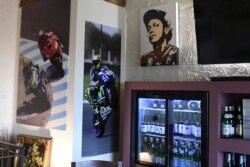 Gambar balap dan potret pembalap motor Italia Valentino Rossi dipajang di restoran dan toko Rossi di kampung halamannya di Tavullia, pada 29 Januari 2019. (Foto: AFP)