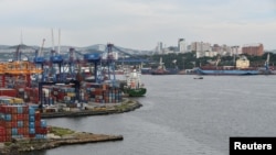 2018年8月22日俄羅斯港口貨櫃船正預備經北極航道運輸貨物。