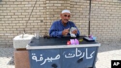 Welatiyekî Îraqî pereyên Îraqî dijimêre (Arşîf)