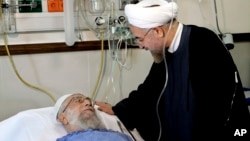 Tổng thống Iran Hassan Rouhani thăm Lãnh tụ tối cao Ayatollah Ali Khamenei sau khi phẫu thuật tại một bệnh viện ở Tehran, ngày 8/9/2014.