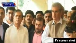 ایم کیو ایم کے فاروق ستار تحریک انصاف کے جاوید ہاشمی اور شاہ محمود قریشی کے ساتھ