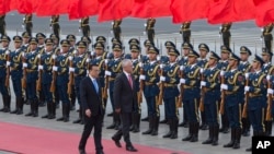 PM Australia Malcolm Turnbull didampingi PM China Li Keqiang (kiri) pada upacara penyambutan di Beijing, China, Kamis (14/4).