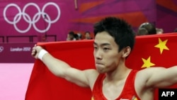 Vận động viên thể dục dụng cụ Trung Quốc Châu Khải đoạt huy chương vàng cho đội Trung Quốc, ngày 5/8/2012