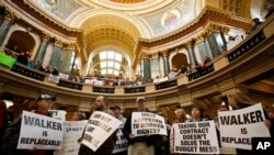 Sindikalci i njihovi pristaše prosvjeduju u zakonodavnom tijelu Wisconsina
