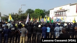 Presença policial na manifestação em Bissau