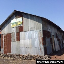 Des maisons de prière construites situé à coté du quartier de Kasika à Goma, le 22 octobre 2016. (VOA/Charly Kasereka)