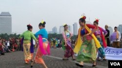 Tarian Betawi persembahan Abang None dalam rangkaian Jakarnaval 2015 di Monas Jakarta, hari Minggu 7/6 (foto: VOA/Nahaba).