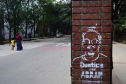 Gambar grafiti bertuliskan "Keadilan untuk Abrar" di kampus Universitas Teknik dan Teknologi Bangladesh (BUET) di Dhaka, 16 Oktober 2019, untuk mengenang mahasiswa Abrar Fahad yang dianiaya hingga tewas di asrama kampusnya, 16 Oktober 2019.