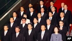 3일 아베 신조 일본 총리가 도쿄 총리 관저에서 각료 19명과 단체 사진 촬영을 하고 있다. 