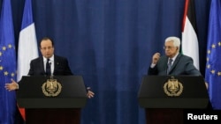 Tổng thống Pháp Francois Hollande (trái) và Thổng thống Palestine Mahmoud Abbas mở cuộc họp báo chung, trong thành phố Ramallah, 18/11/13