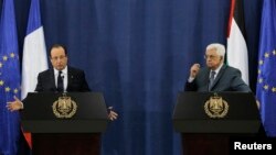 프랑수아 올랑드 프랑스 대통령(왼쪽)이 18일 팔레스타인 라말라에서 마흐무드 압바스 팔레스타인 자치정부 수반과 공동기자회견을 가졌다.