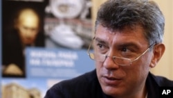 Lãnh đạo đối lập Nga Boris Nemtsov giới thiệu cuốn sách mới của ông về tài sản của Tổng thống Putin tại 1 cuộc họp báo ở Moscow, Thứ Ba, 28/8/2012