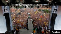 En una multitudinaria manifestación, Henrique Capriles cerró su campaña pública en la capital Caracas.