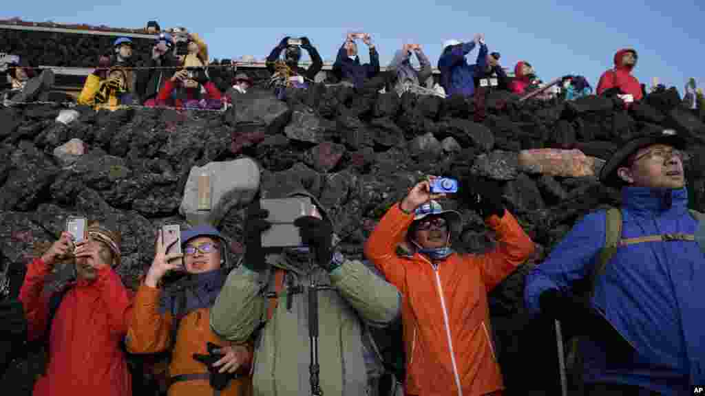 صبح سویرے پہاڑی کی بلندی پر پہنچنے والے کوہ پیما &#39;ماؤنٹ فیوجی&#39; سے طلوع آفتاب کے حسین نظارے کو کیمرے کی آنکھ سے ضرور قید کرتے ہیں۔