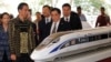 Tổng thống Indonesia Joko Widodo (thứ 2 từ trái qua) và tổng giám đốc Tập đoàn Đường sắt Trung Quốc Thịnh Quang Tổ đứng bên mô hình một chiếc tàu tại lễ động thổ tuyến đường sắt nhanh Jakarta-Bandung ở Walini, Tây Java. Đây là một dự án trong sáng kiến Vành đai và Con đường.