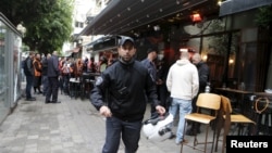 یک مامور پلیس اسرائیل در محل تیراندازی به کافه ای در شهر تل آویو که منجر به کشته شدن دو نفر شد - ۱۱ دی ۱۳۹۴ 