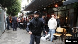 Un policier israélien sur une scène criminel à Tel Aviv, le 1er janvier 2016.