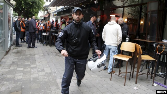 Escena del crimen en Tel Aviv, donde dos personas murieron y siete más resultaron heridas.