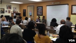 Ms. Va Sophier is sharing her experience as a patient to a group of health care providers in a seminar.