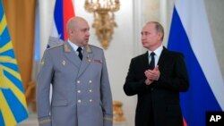 Ruski predsjednik Vladimir Putin, desno, plješće general pukovniku Sergeju Surovikinu tokom ceremonije dodjele nagrada vojnicima koji su se borili u Siriji, u Kremlju, u Moskvi, 28. decembra 2017.