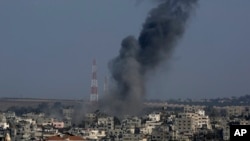 ផ្សែង​​​ហុយ​​​ចេញ​​​ពី​​​ទីតាំង​​​មួយ​​​នៅ​​​តំបន់ Gaza បន្ទាប់​​​មាន​​​ការ​​​ផ្លោង​​​គ្រាប់​​​រ៉ុកកែត​​​ពី​​​យោធា​​​អ៊ីស្រាអែល​​​​​​កាល​​​ពី​​​ថ្ងៃ​​​ទី​​​១៩ ខែ​​​សីហា ឆ្នាំ​​​២០១៤។ (AP Photo/Adel Hana))