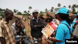 Un employé de l'UNICEF sensibilise sur la maladie du virus Ebola (EVD), avril 2014 .