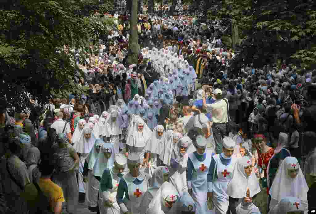 러시아 정교회 신도들과 성직자들이 우크라이나 수도 키예프 도심에서 행진하고 있다. 지난 10세기 이 지역에 기독교가 전파된 것을 기념하는 행사다.&nbsp;