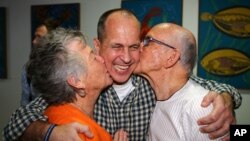 Nhà báo Peter Greste xum họp cùng cha mẹ tại Brisbane, Australia, ngày 5/2/2015.