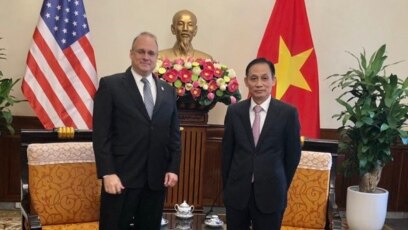 Đại sứ Marshall Billingslea, Đặc phái viên của Tổng thống Hoa Kỳ Donald Trump về việc kiểm soát vũ khí và Thứ trưởng Ngoại giao Việt Nam Lê Hoài Trung tại Hà Nội ngày 01/10/2020. Photo Twitter Ambassador Marshall S. Billingslea.