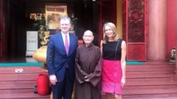 Đại sứ Daniel Kritenbrink, Tăng thống Thích Quảng Độ, và Tổng Lãnh sự Mary Tarnowka tại Thanh Minh Thiền Viện năm 2018. Photo US Embassy Hanoi