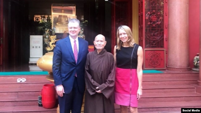 Đại sứ Daniel Kritenbrink, Tăng thống Thích Quảng Độ, và Tổng Lãnh sự Mary Tarnowka tại Thanh Minh Thiền Viện năm 2018. Photo US Embassy Hanoi