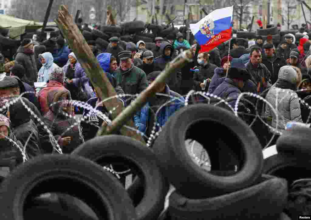روس نے یوکرین کے حکام سے کہا ہے کہ وہ روس کے حامی مظاہرین کے خلاف طاقت کا استعمال نہ کرے۔
