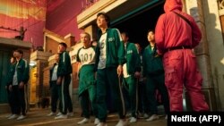 网飞(Netflix)发布的人气韩国影集《鱿鱼游戏》第一季中的一个场景。