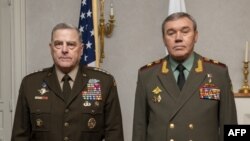 마크 밀리 미국 합참의장(왼쪽)과 발레리 게라시모프 러시아군 총참모장이 지난 9월 필란드 헬싱키에서 회담했다.