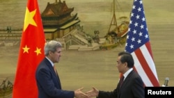 Menlu AS John Kerry (kiri) dan Menlu China Wang Yi di Kantor Kementerian Luar Negeri China di Beijing (16/5).
