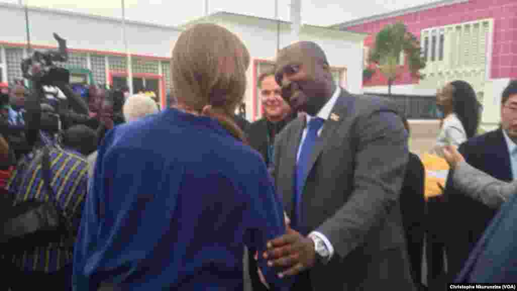 Vue du dos, Samantha Power, ambassadrice des Etats-Unis au Conseil de sécurité est accueillie par les autorités burundaises à l’arrivée du Conseil de sécurité à Bujumbura, Burundi, 21 janvier 2016 (VOA/Christophe Nkurunziza)