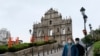 戴著口罩的男子在澳門聖保羅大教堂遺址前走過。 （2020年2月5日）