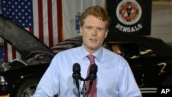 Depite Joe Kennedy III -- ki gen 37 lane- ki t ap prezante repons Pati Demokrat la pou diskou President Donald Trump fè sou Eta Inyon an. Misye Kennedy te pran lapawòl nan oditoryòm Lise Rejyonal Diman nan vil Fall River, nan Eta Massachusetts, nan sware madi 30 janvye 2018 la aprè Prezidan Trump te fin prezante mesaj li a.