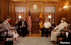 အေမရိကန္ႏုိင္ငံျခားေရးဝန္ႀကီး Mike Pompeo နဲ႔ သီရိလကၤာသမၼတ Gotabaya Rajapaksa တို႔ သီရိလကၤာႏိုင္ငံ ကိုလမ္ဘုိၿမိဳ႕ေတာ္မွာ ေတြ႔ဆံုတဲ့ ျမင္ကြင္း။ (ေအာက္တိုဘာ ၂၈၊ ၂၀၂၀)