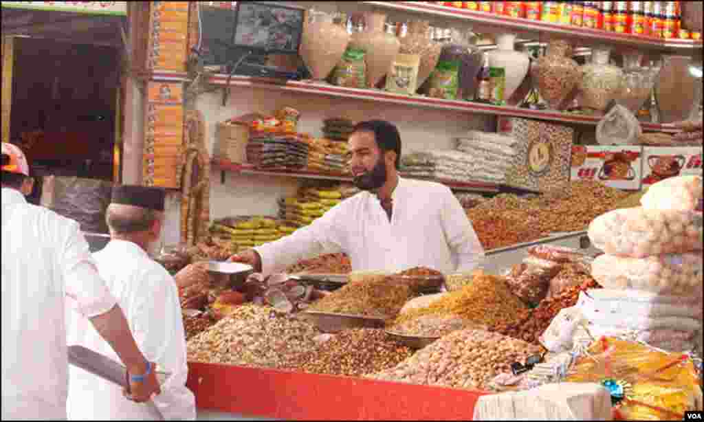کراچی: ایک دکان پر بھائو تائو میں مصروف شہری